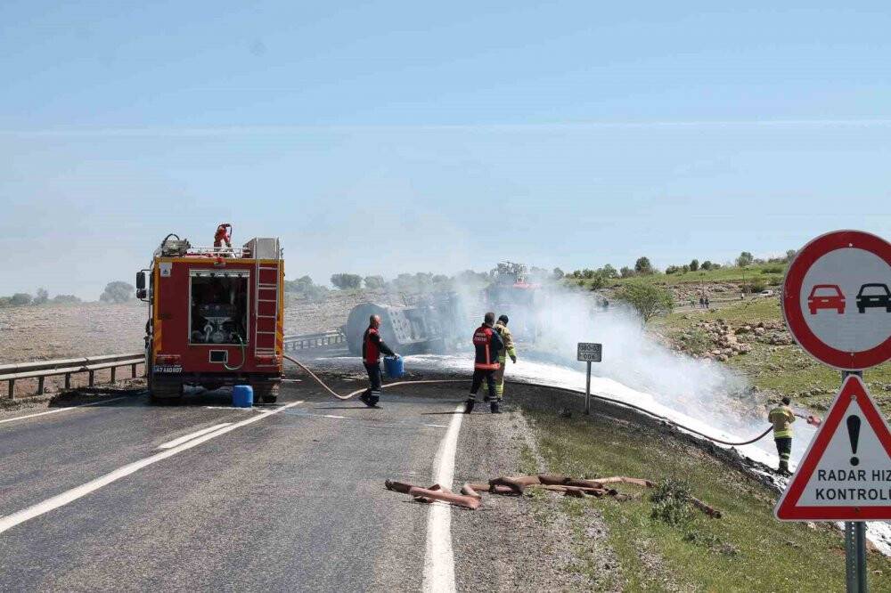 Ham petrol yüklü tır kamyonetle kafa kafaya çarpıştı: 2 ölü, 4 yaralı