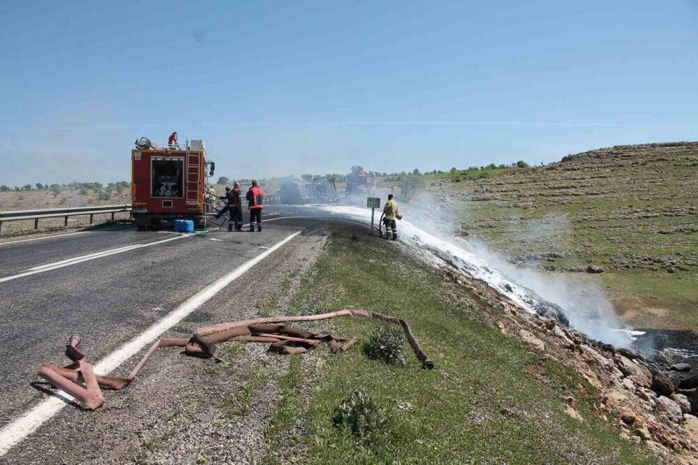 Ham petrol yüklü tır kamyonetle kafa kafaya çarpıştı: 2 ölü, 4 yaralı
