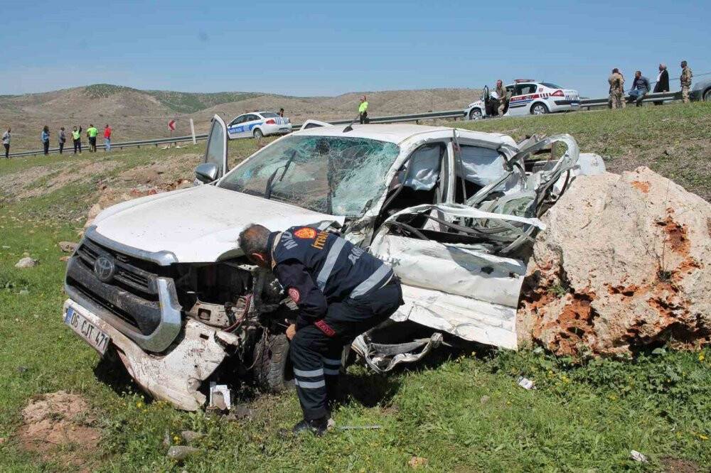 Ham petrol yüklü tır kamyonetle kafa kafaya çarpıştı: 2 ölü, 4 yaralı