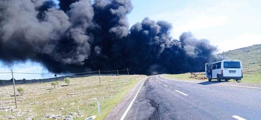 Ham petrol yüklü tır kamyonetle kafa kafaya çarpıştı: 2 ölü, 4 yaralı