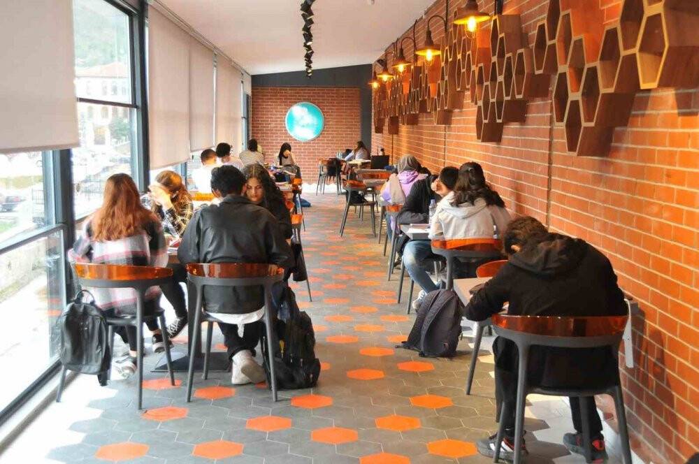 Akşehir’de Dönemeç Kitap Kafe’nin açılışı yapıldı