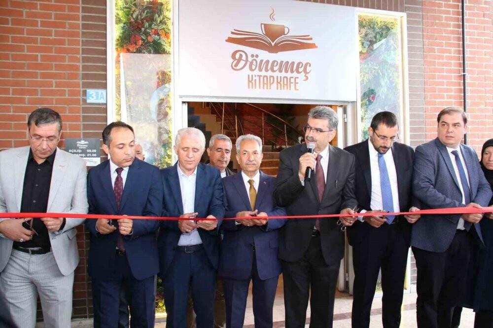 Akşehir’de Dönemeç Kitap Kafe’nin açılışı yapıldı