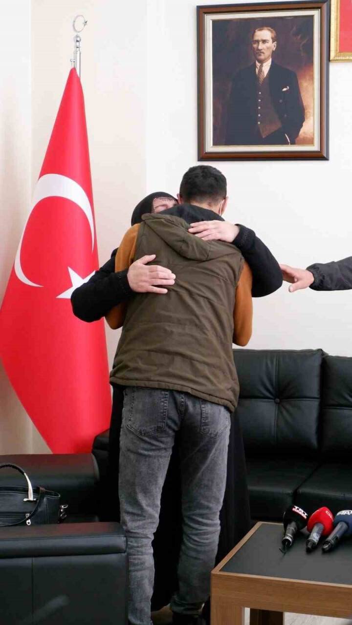 Evlat nöbetinde bir aile daha evladına kavuştu