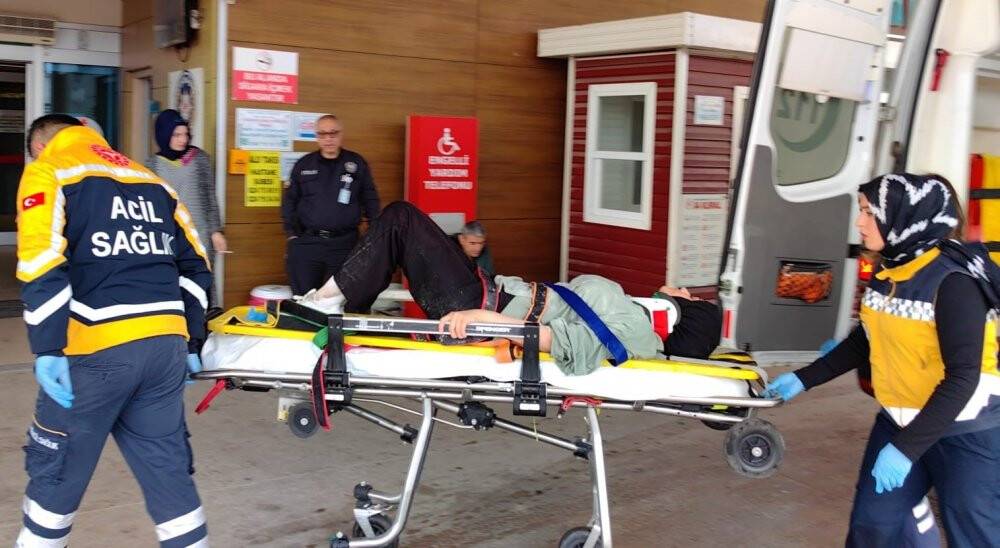 Genç kıza çarpan kamyonetin camlarını kırdılar