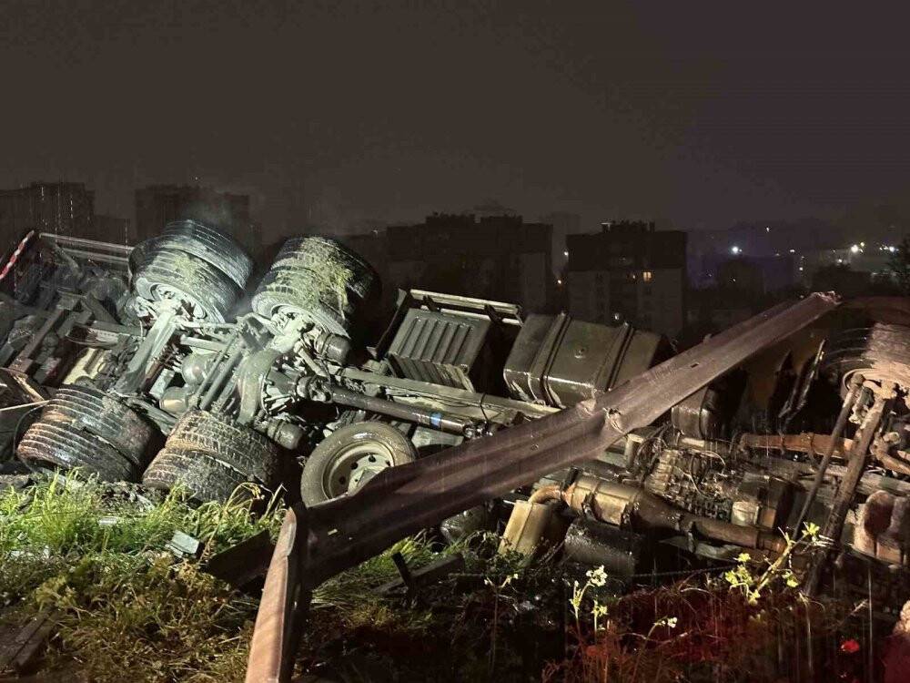 İplik yüklü kamyon devrildi