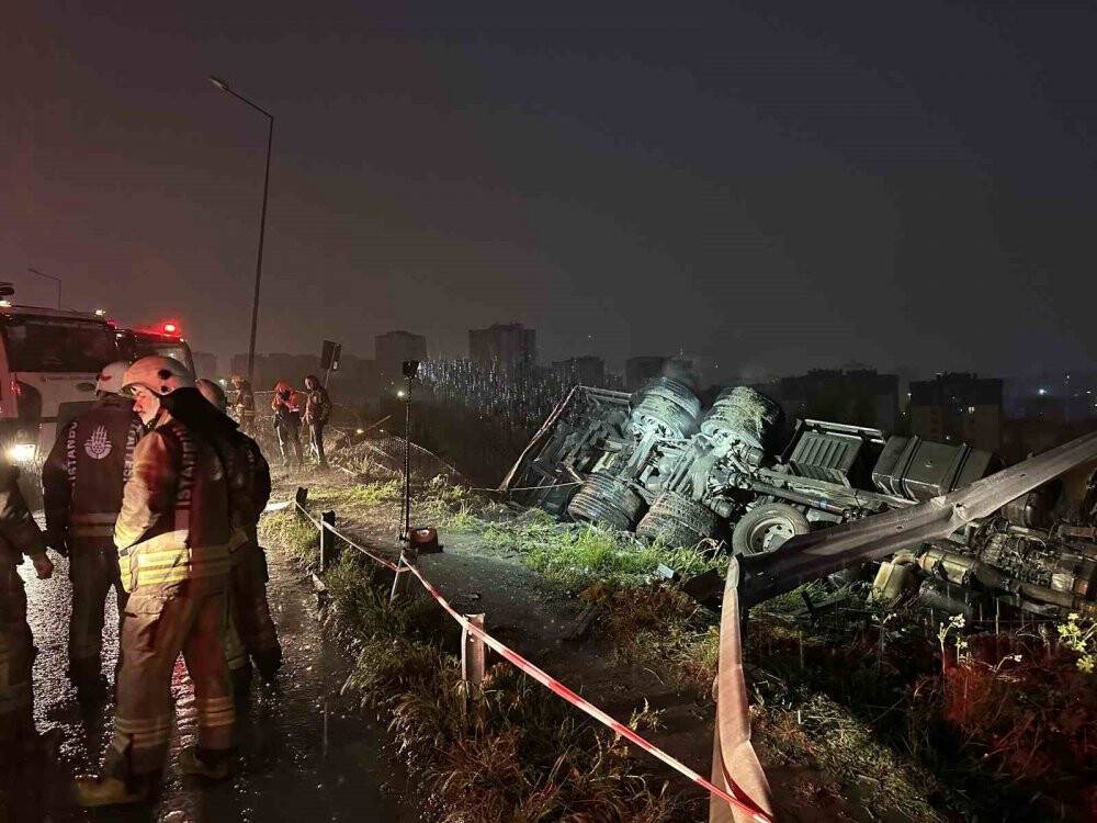 İplik yüklü kamyon devrildi