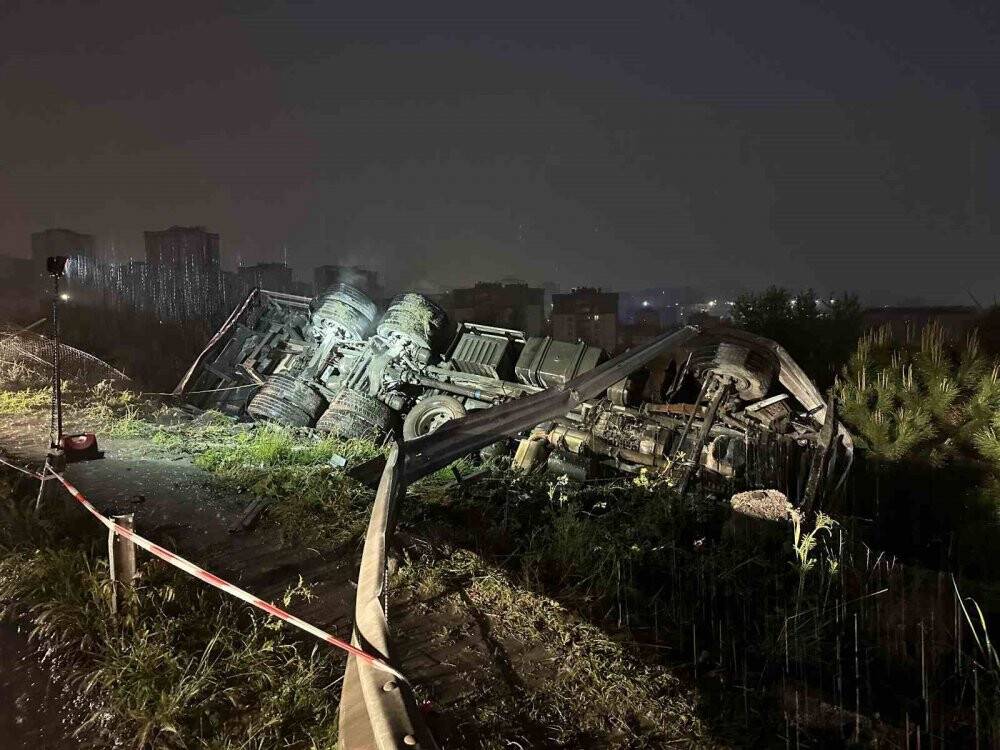 İplik yüklü kamyon devrildi