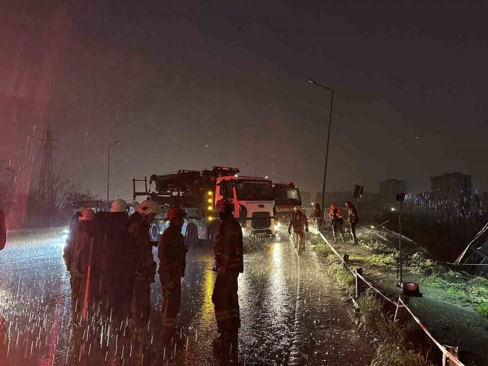 İplik yüklü kamyon devrildi