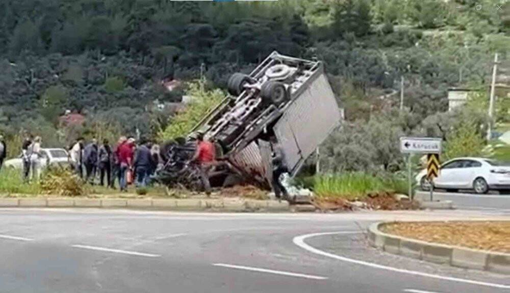 Kazada kamyonet ters döndü