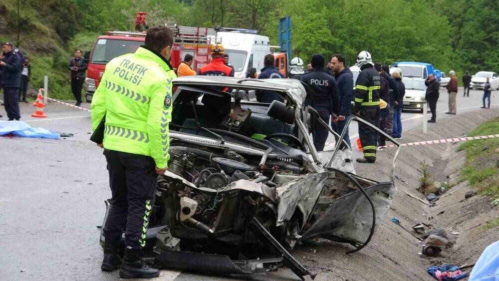 Otomobil hurdaya döndü: 3 ölü, 1 yaralı