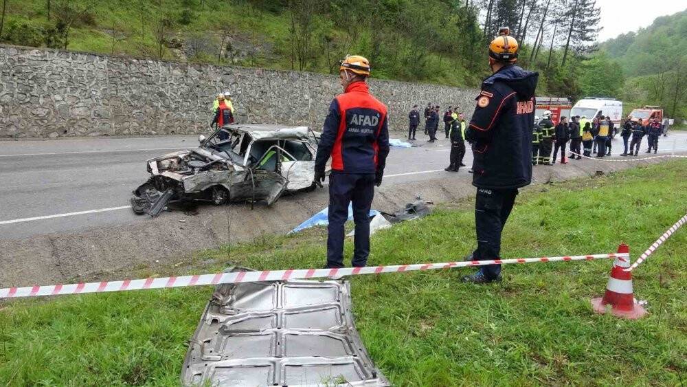 Otomobil hurdaya döndü: 3 ölü, 1 yaralı