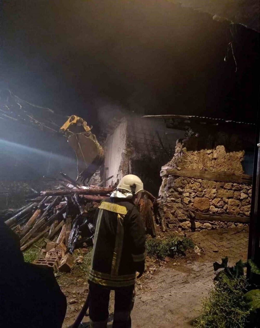 Ahırlı’da ev yangını: Kullanılamaz hale geldi
