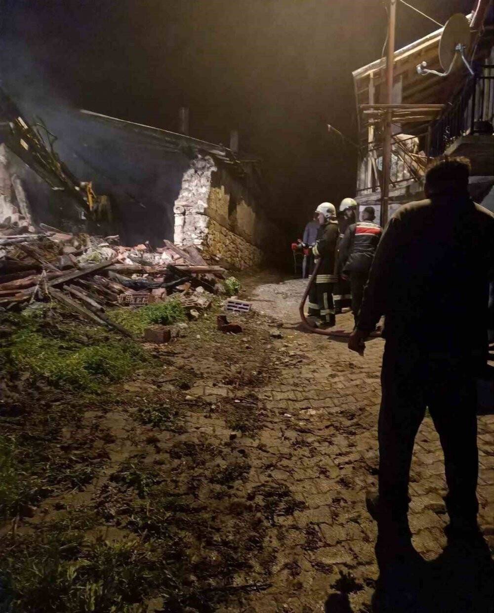 Ahırlı’da ev yangını: Kullanılamaz hale geldi