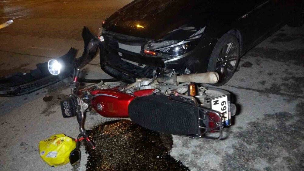 Motosiklet ile otomobil çarpıştı: 2 yaralı