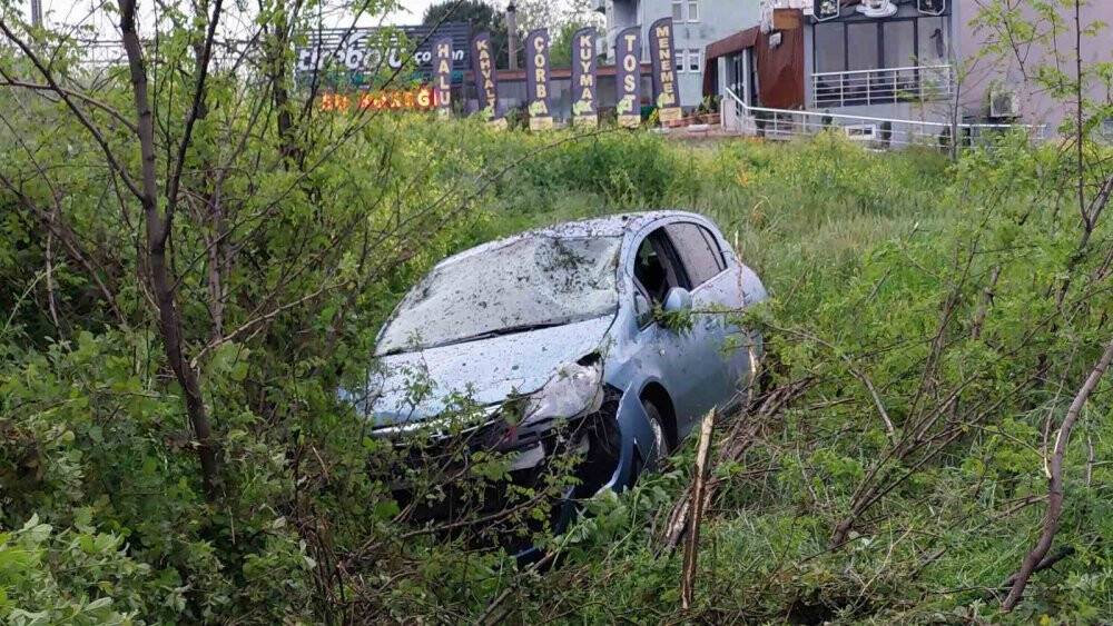 Otomobil yola düşen direkten kaçarken takla attı