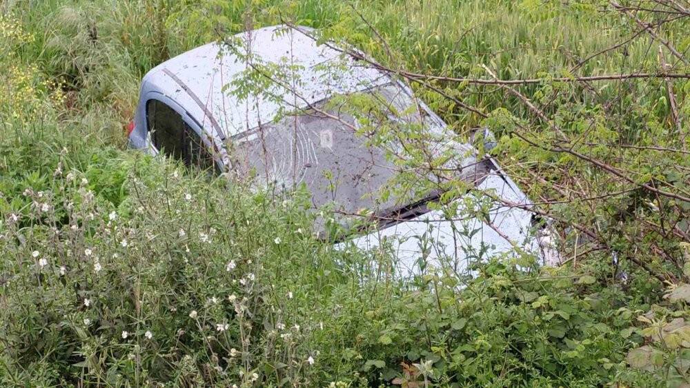 Otomobil yola düşen direkten kaçarken takla attı