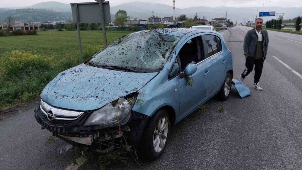 Otomobil yola düşen direkten kaçarken takla attı