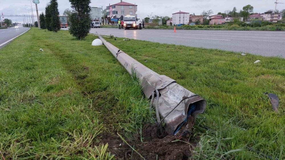 Otomobil yola düşen direkten kaçarken takla attı