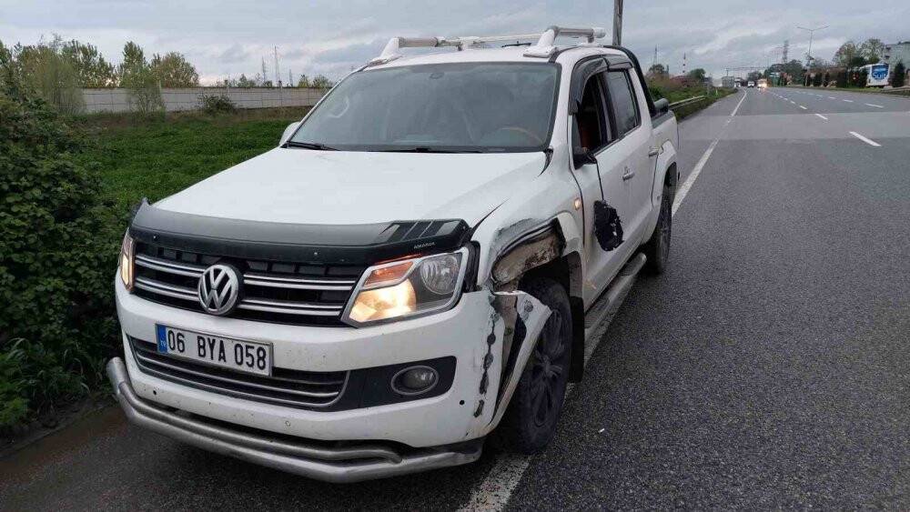 Otomobil yola düşen direkten kaçarken takla attı