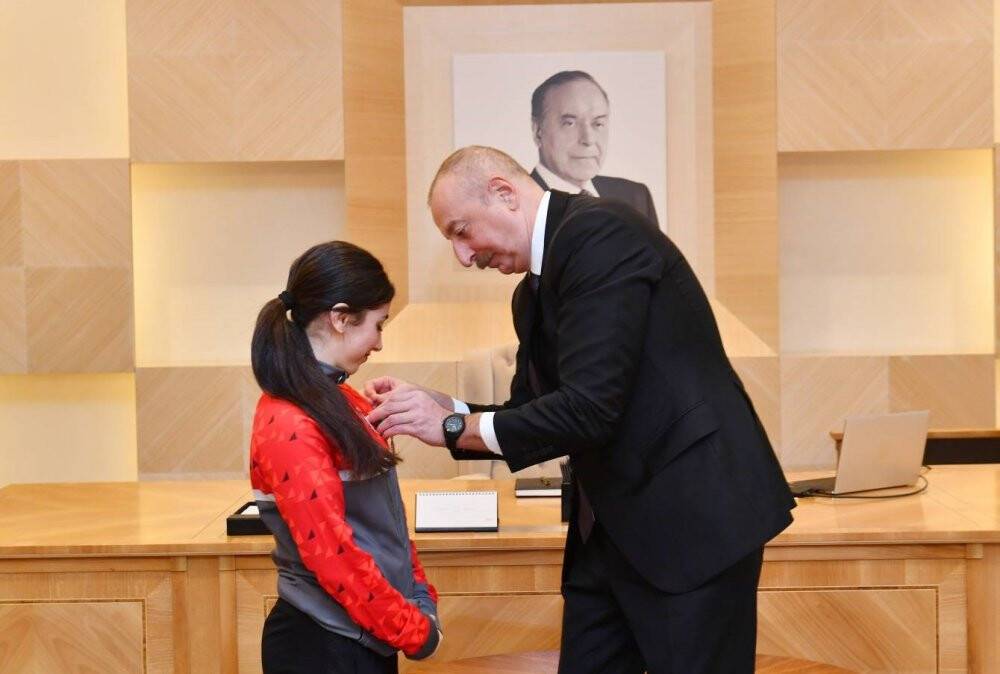 Ermenistan’da madalya kazanan Türk haltercileri kabul etti