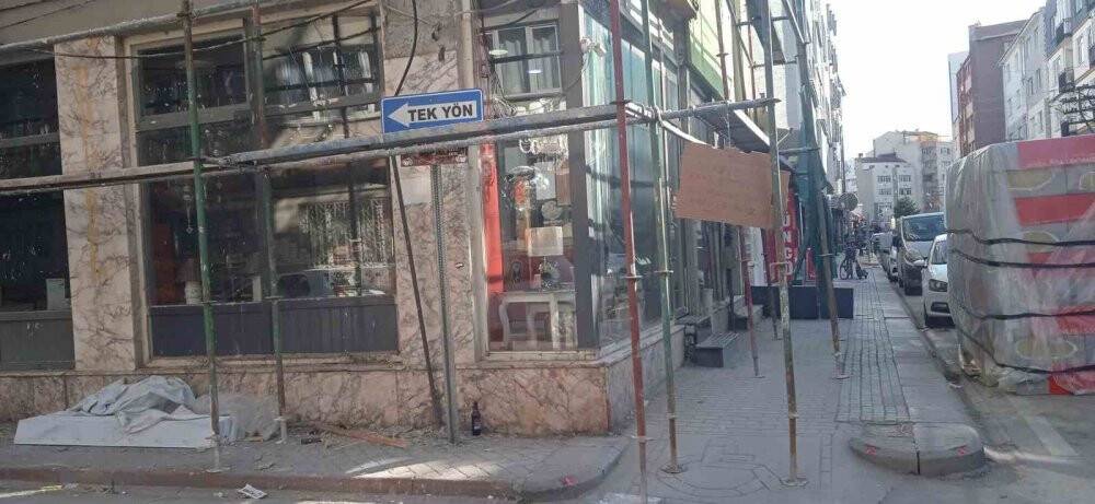 İnşaat demirlerine asılı, caddeden geçenlerin dikkatini çekiyor