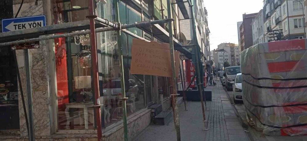 İnşaat demirlerine asılı, caddeden geçenlerin dikkatini çekiyor
