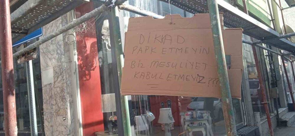 İnşaat demirlerine asılı, caddeden geçenlerin dikkatini çekiyor