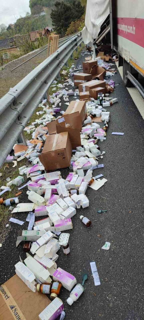 Yan yattı, yola ilaçlar yola savruldu