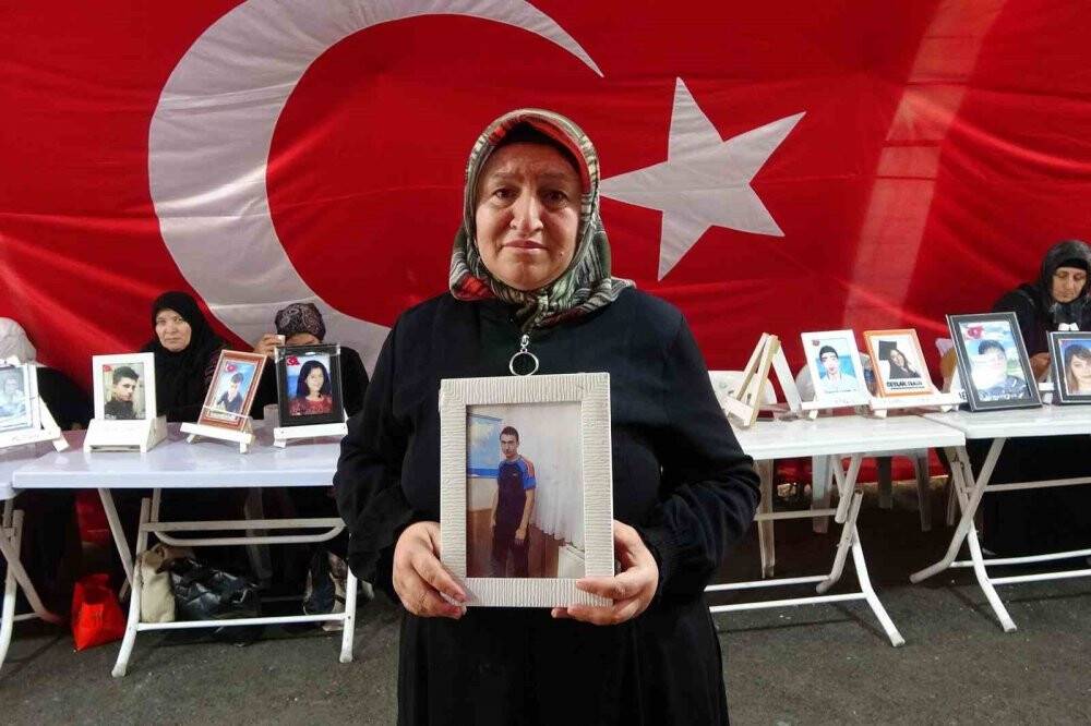 Evlat nöbetindeki anne: “Çocuğumun hayalini elinden alıp silah verdiler”