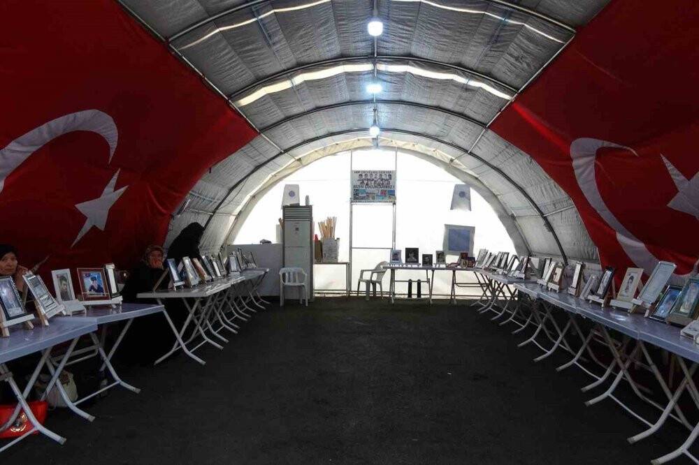 Evlat nöbetindeki anne: “Çocuğumun hayalini elinden alıp silah verdiler”