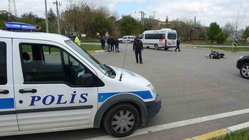 Hız motosikleti minibüse çarptı