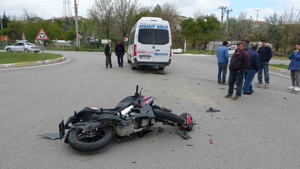 Hız motosikleti minibüse çarptı