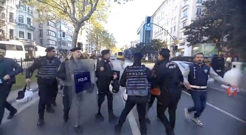 İzinsiz olarak Taksim’e yürümek isteyen göstericilere müdahale
