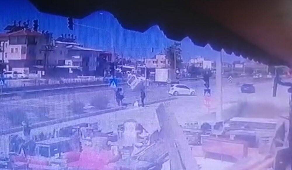 Karayolunda korku dolu anlar: Çarptı, savruldu, çarparak durabildi