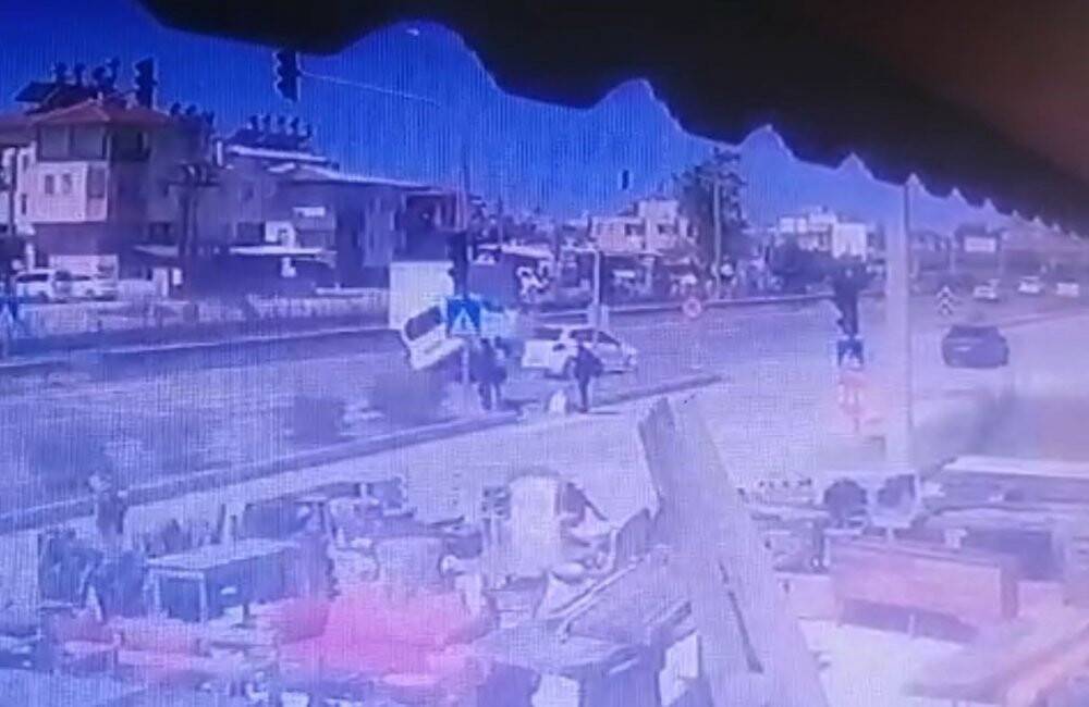 Karayolunda korku dolu anlar: Çarptı, savruldu, çarparak durabildi