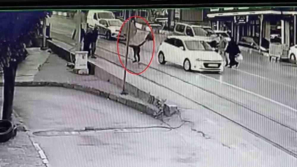 Karşıya geçen vatandaşın ölümden döndüğü anlar kamerada