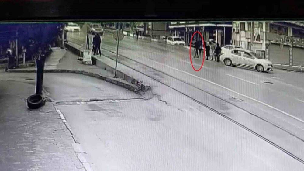 Karşıya geçen vatandaşın ölümden döndüğü anlar kamerada