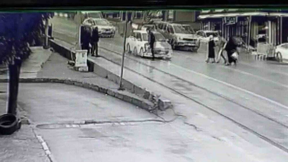 Karşıya geçen vatandaşın ölümden döndüğü anlar kamerada