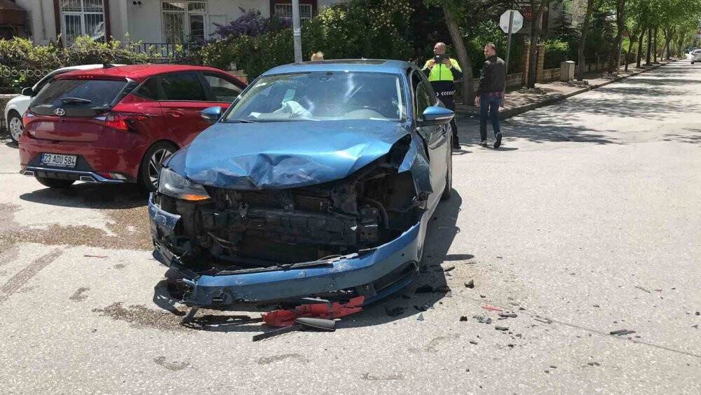Otomobiller çarpıştı: 2 yaralı