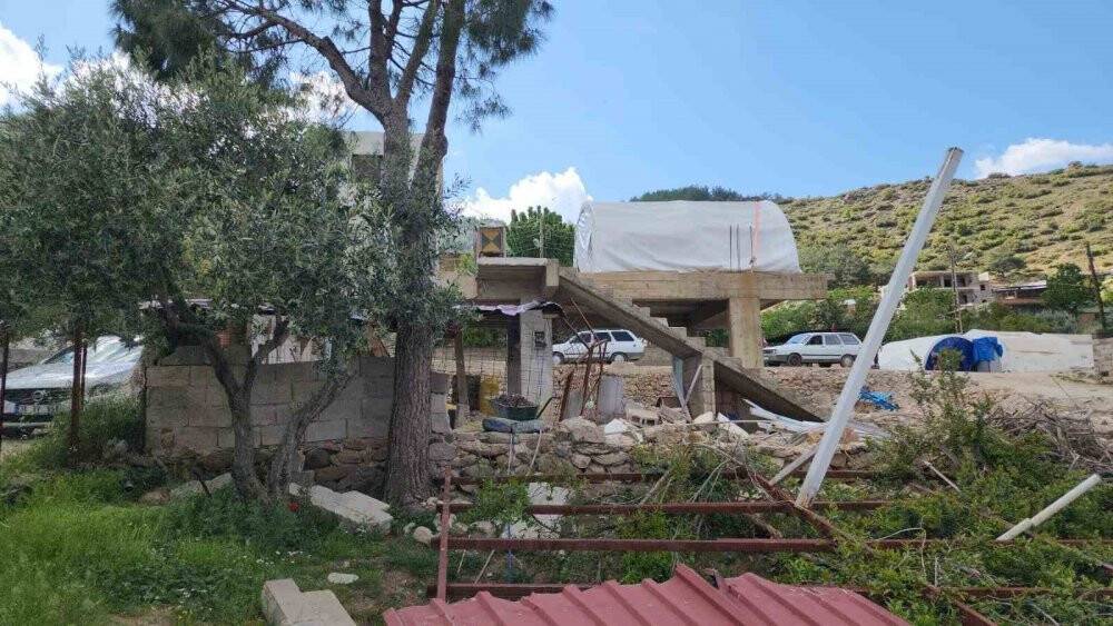 Görenler şaşırıyor, yılandan korkunca yaptı