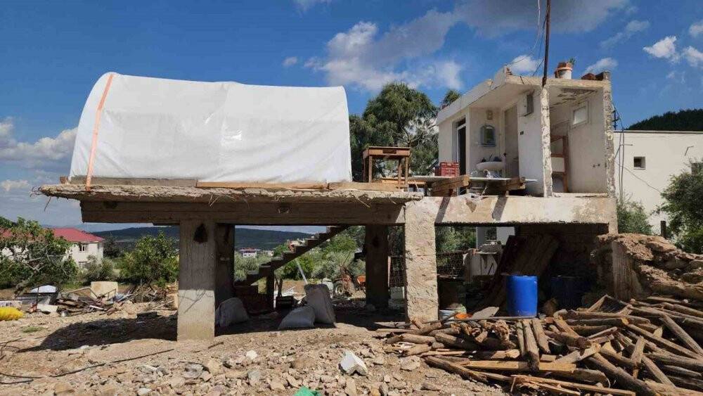 Görenler şaşırıyor, yılandan korkunca yaptı