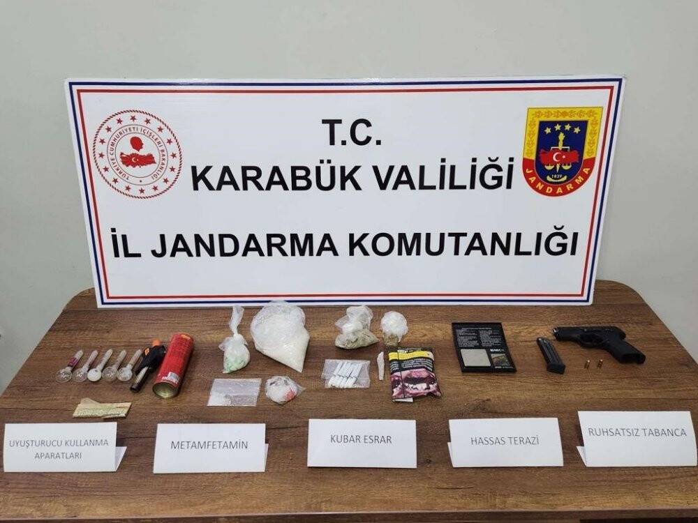 Jandarma uyuşturucu tacirlerine göz açtırmadı