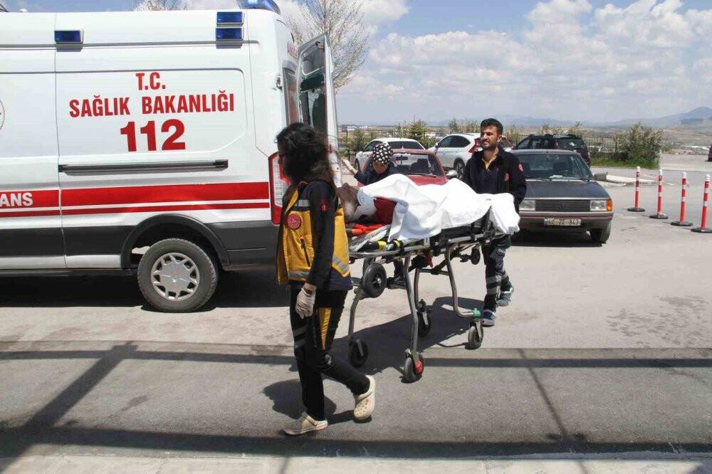 Konya'da otomobil yol kenarında duran araca çarptı