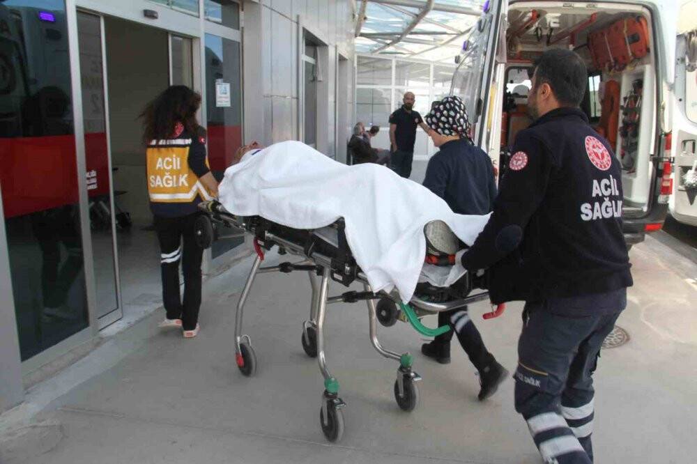 Konya'da otomobil yol kenarında duran araca çarptı