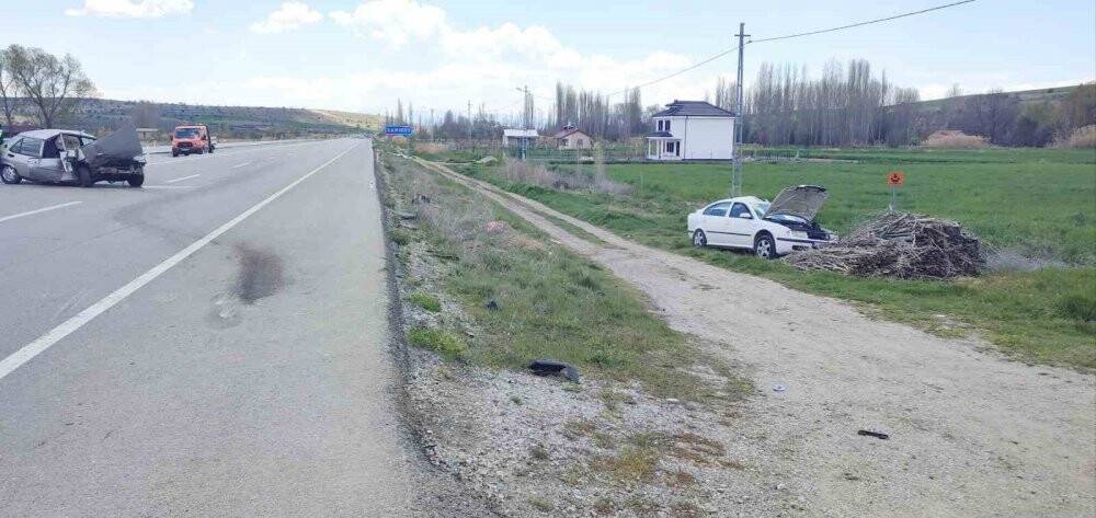 Konya'da otomobil yol kenarında duran araca çarptı