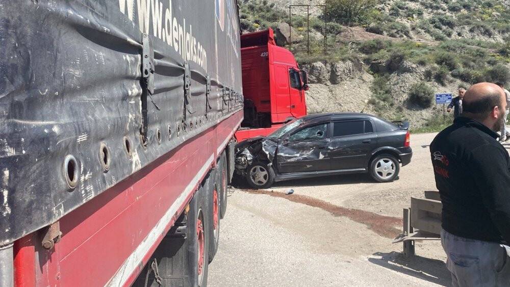 Otomobil tırla çarpıştı: 2 yaralı