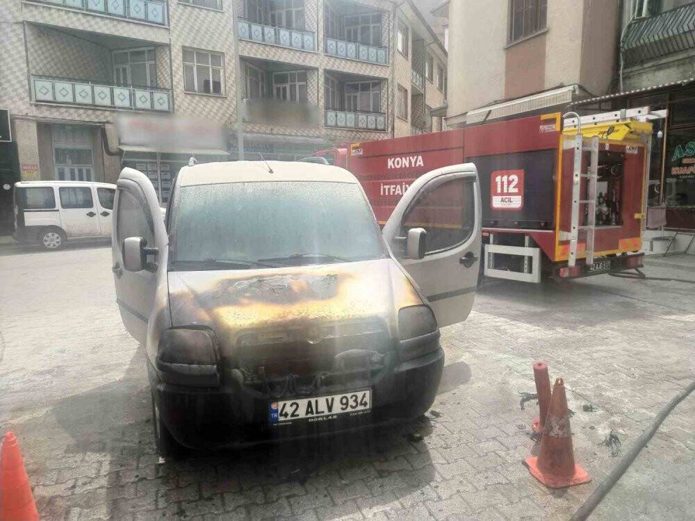 Konya'da park halindeki hafif ticari araçta yangın