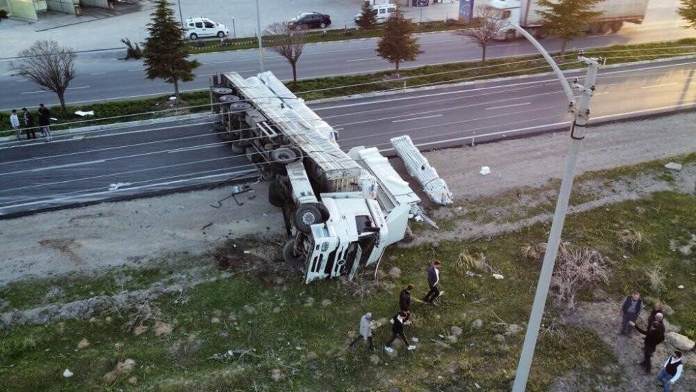 TIR'ın devrilmesi sonucu karayolu, 2 saat trafiğe kapalı kaldı
