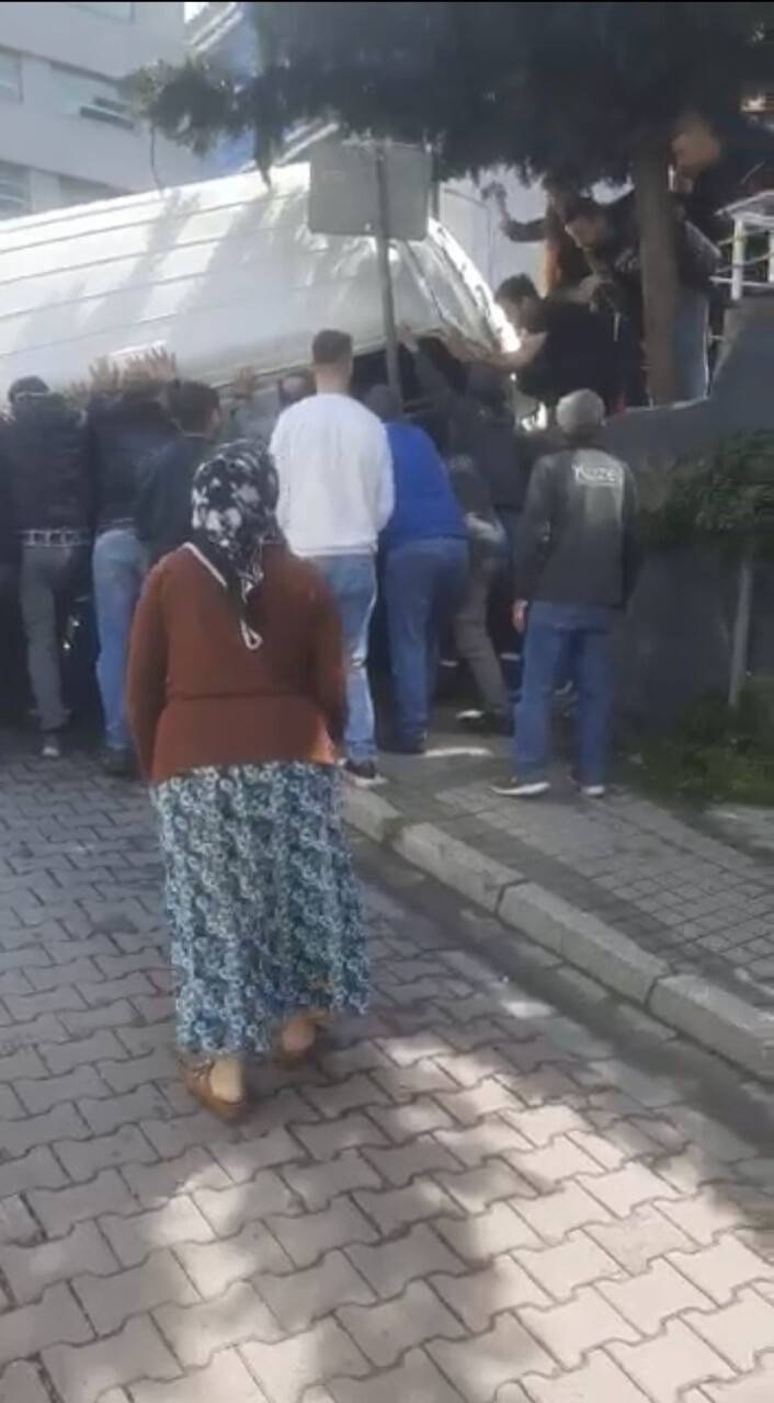 Vatandaşlar minibüsün altında kalan kadın için seferber oldu: O anlar kamerada