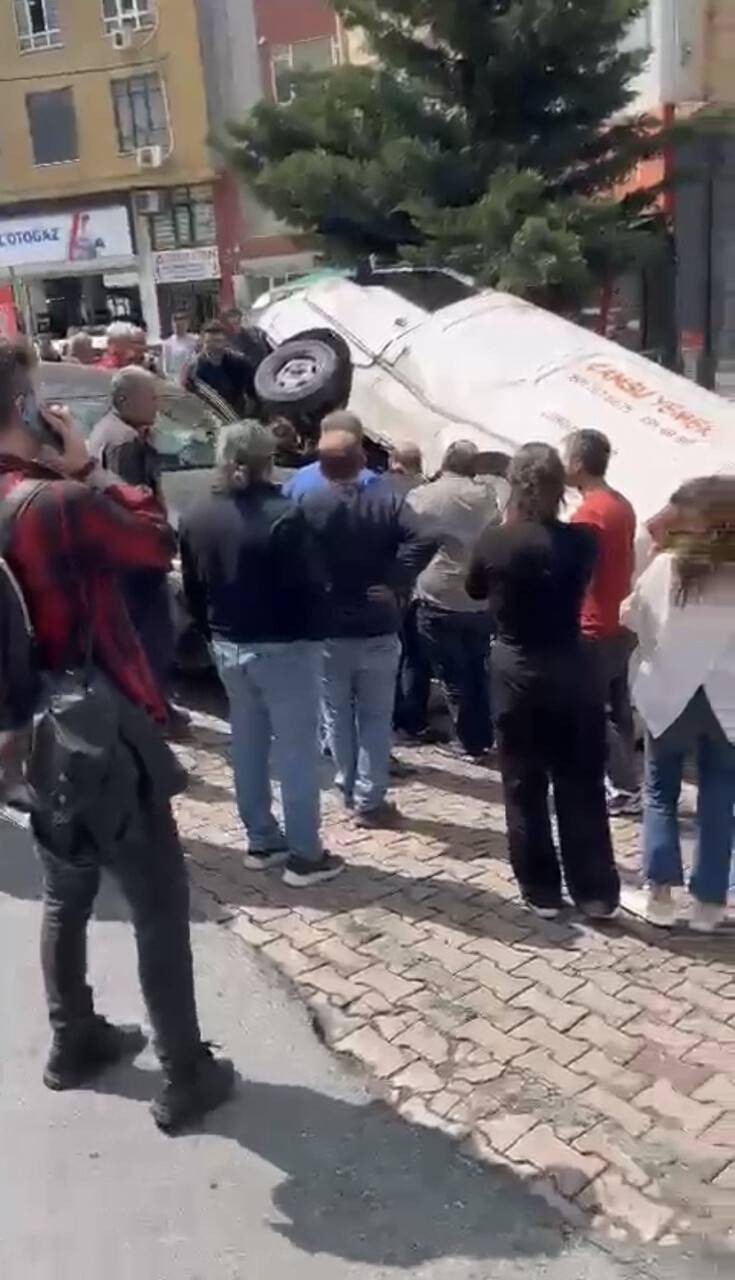 Vatandaşlar minibüsün altında kalan kadın için seferber oldu: O anlar kamerada